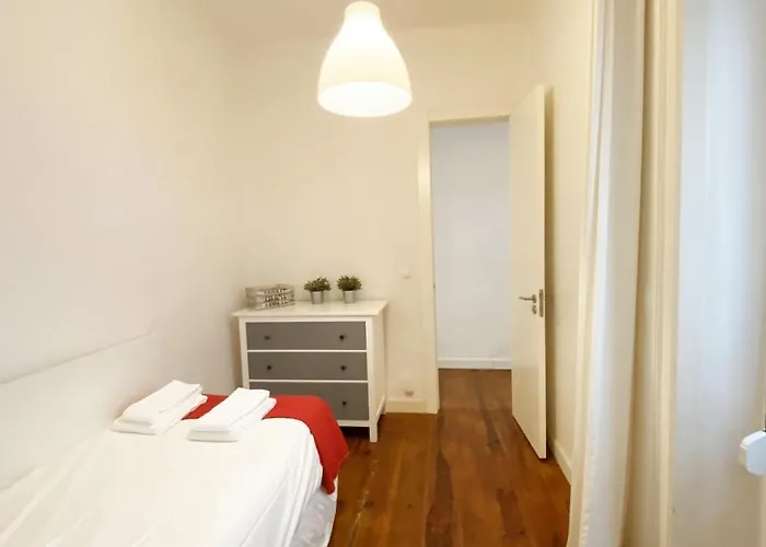 アパート House On The Hill *